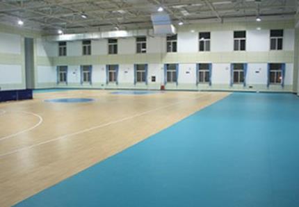 塑胶地板如果有胶水怎么处理？